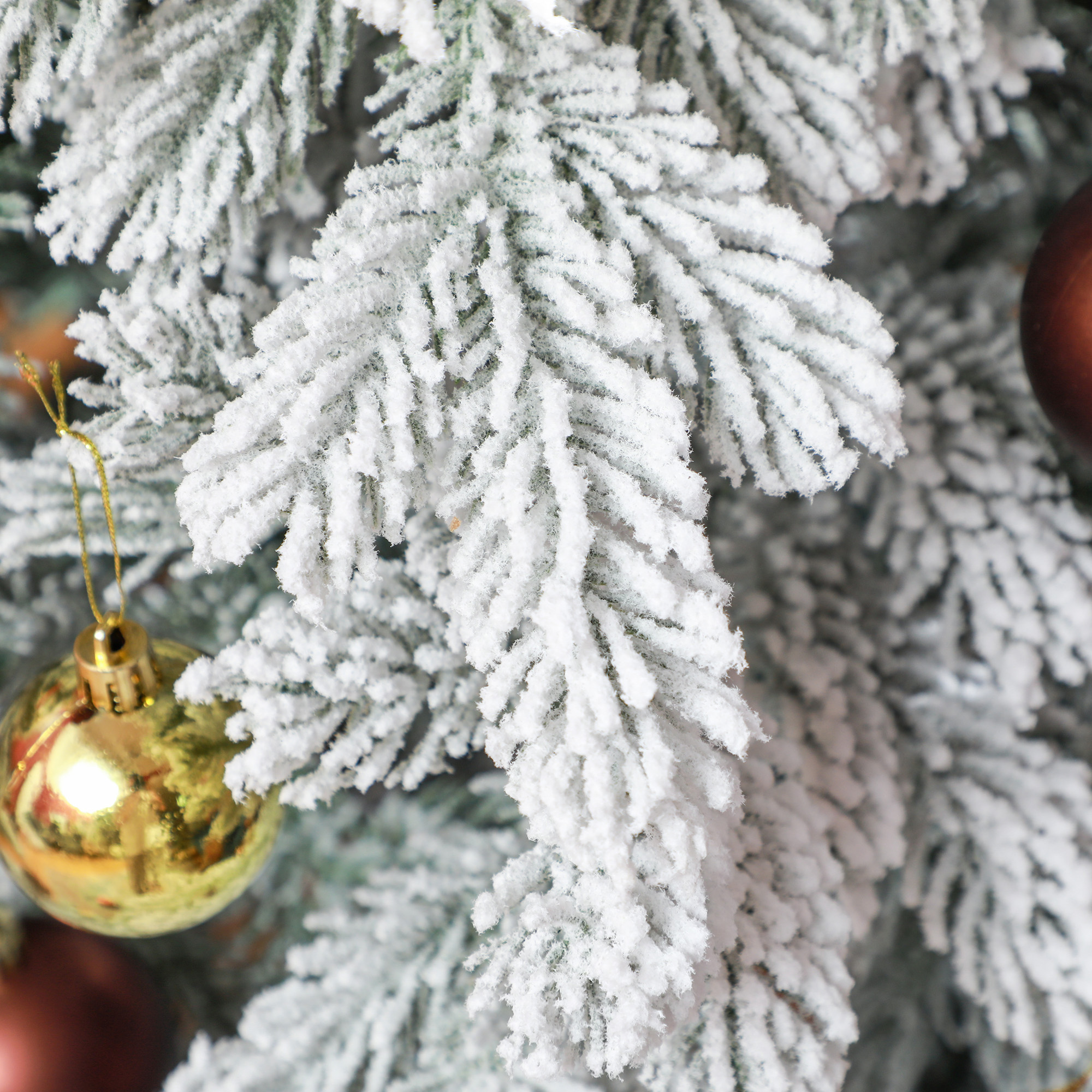 Weihnachtsbaum künstlich mit Kunstschnee, flammhemmend, 180 cm