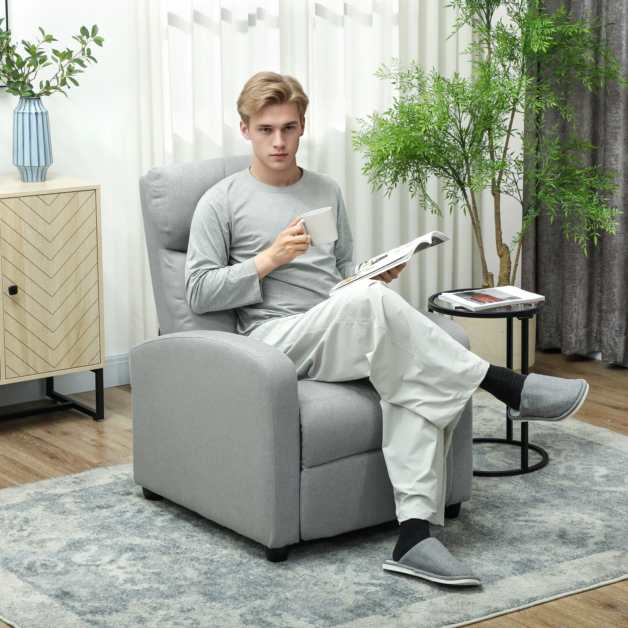 Relaxsessel, verstellbar 135°, ausziehbare Fußstütze, gepolsterte Lehnen, Leinen-Polyester, Hellgrau