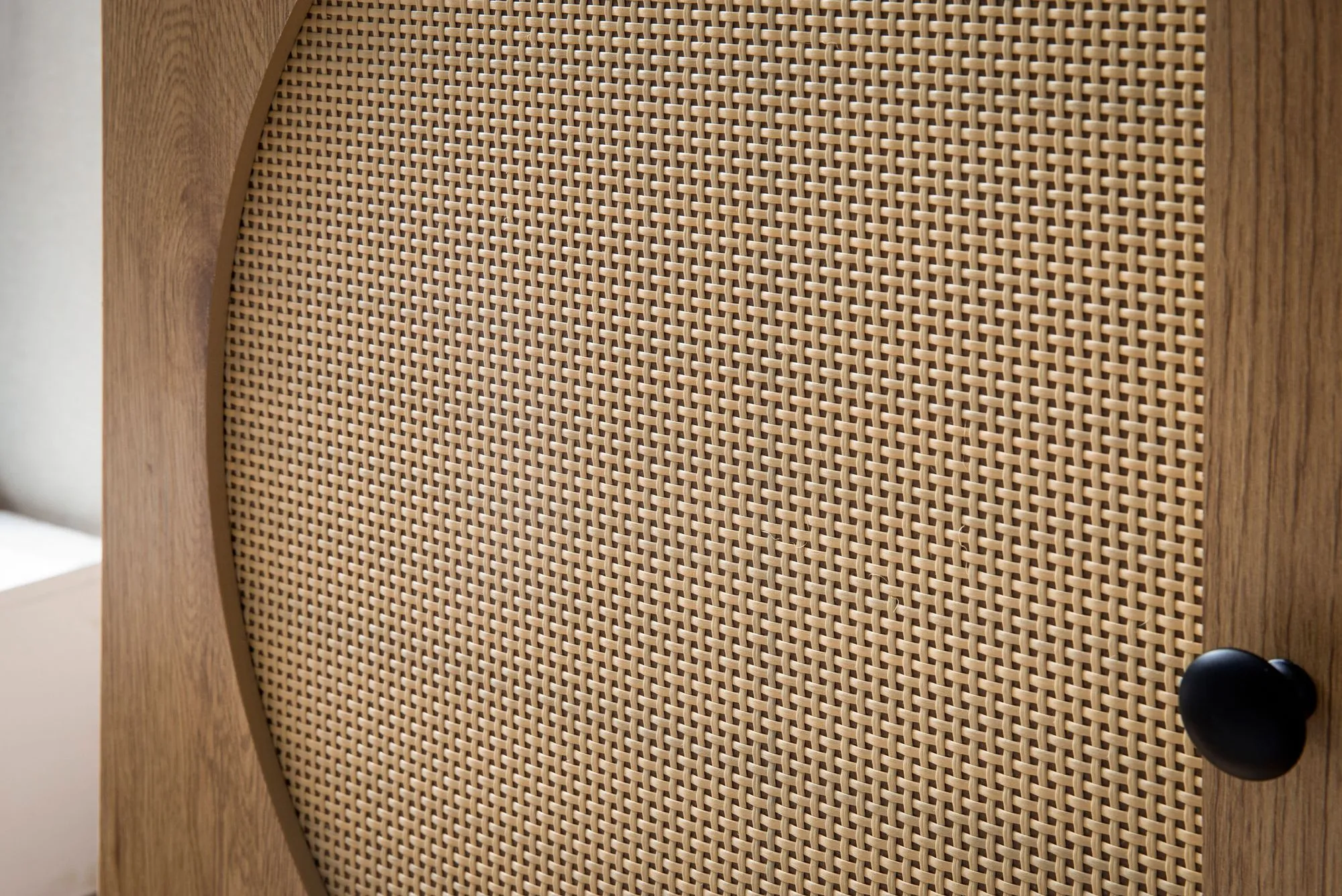 Sideboard 140x80x40 cm Kommode Eiche-Dekor mit Rattan Geflecht Modern