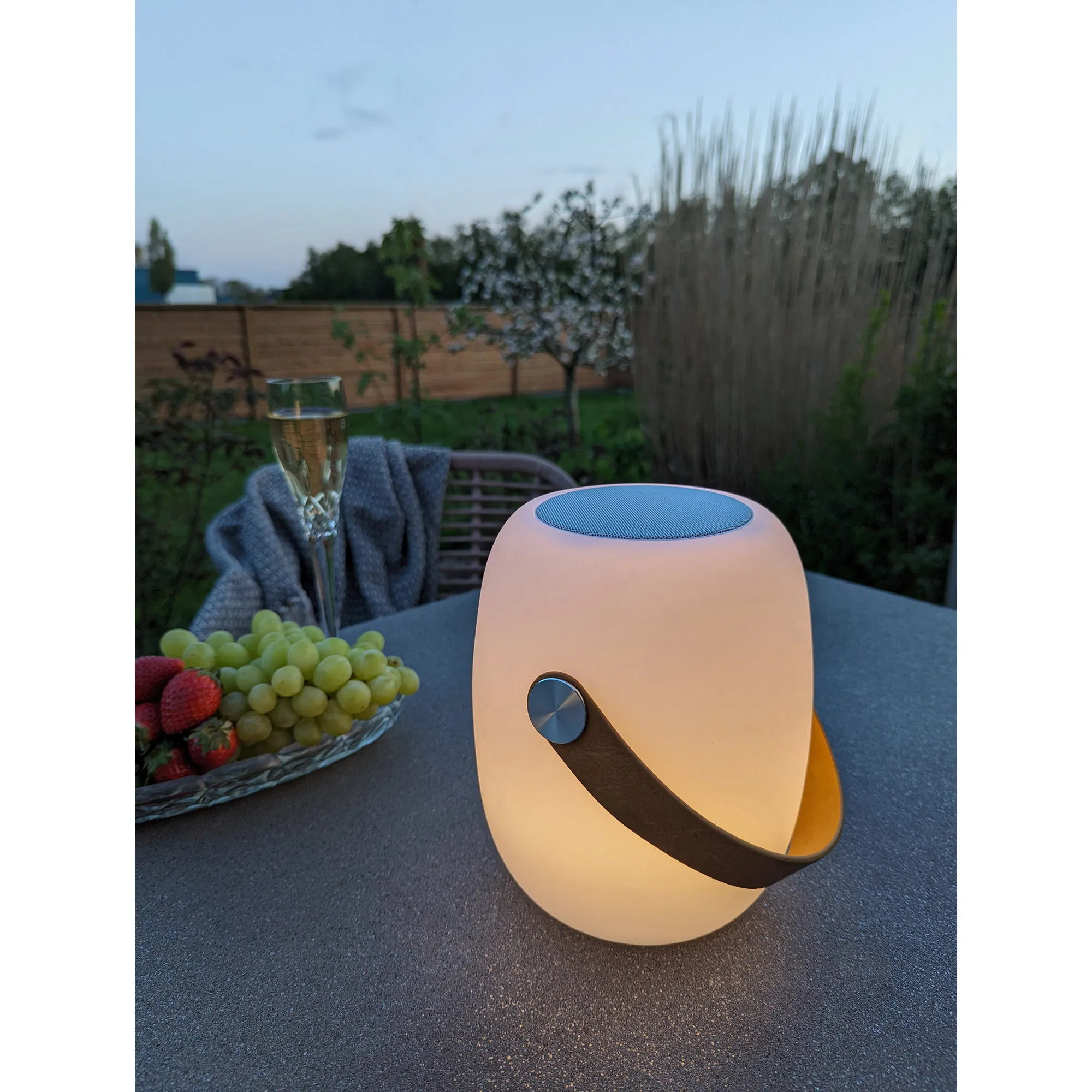tinkaro Cardiff LED Lampe mit Bluetooth-Lautsprecher 18 x 18 x 21 cm Weiß