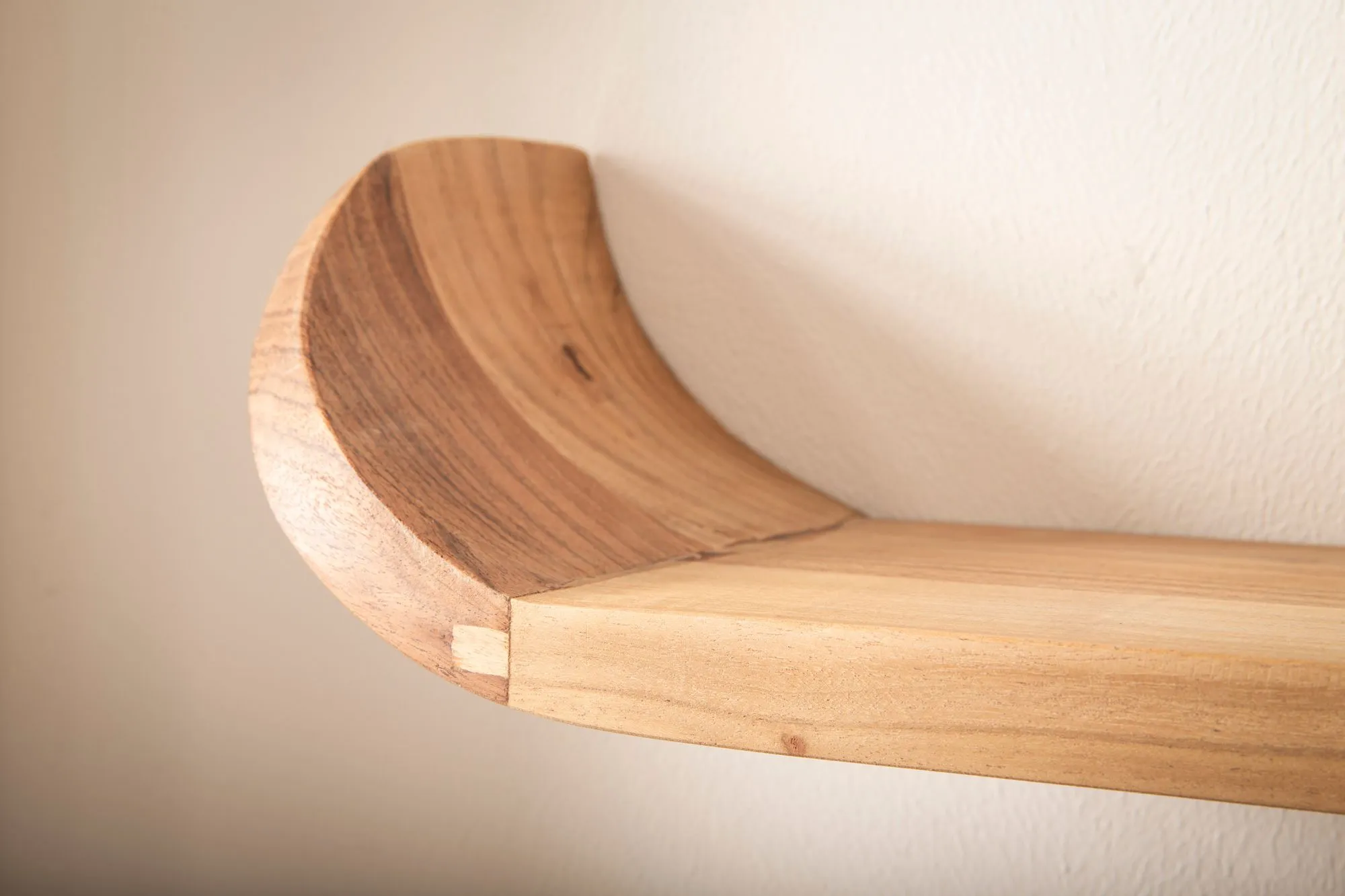 Wandregal Mango Massivholz 60cm · Hängeregal mit geschwungenen Enden · Handgefertigtes Schwebendes Regal im modernen Design · Regalbrett aus Echtholz