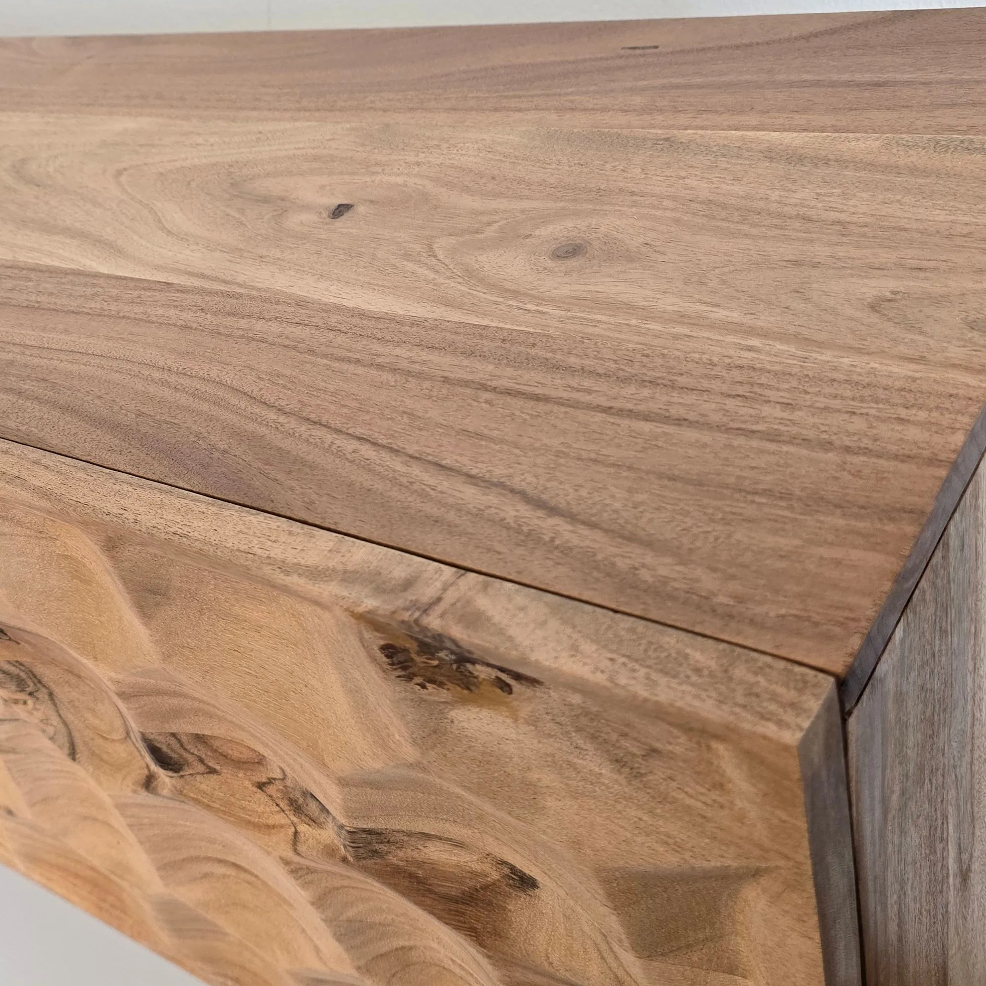 Lowboard Akazie Massivholz 160x56x37 cm TV-Kommode mit drei Türen