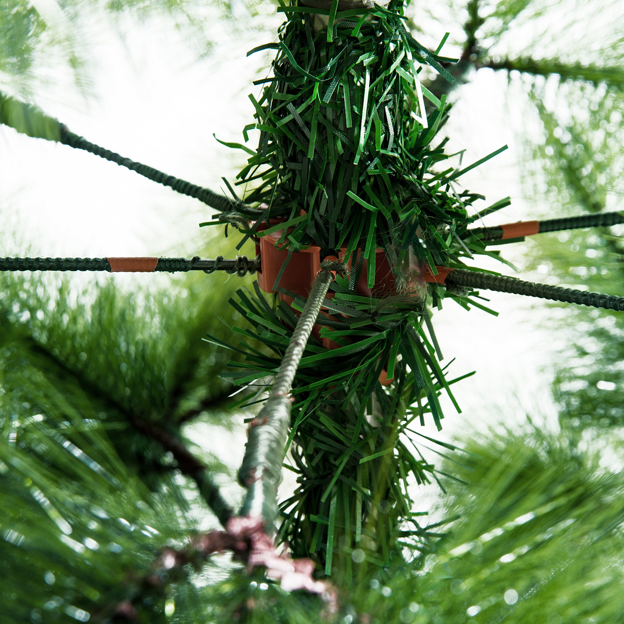 Künstlicher Weihnachtsbaum 210 cm mit silbernen Akzenten, Grün